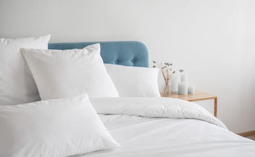 sábanas blancas en cama azul