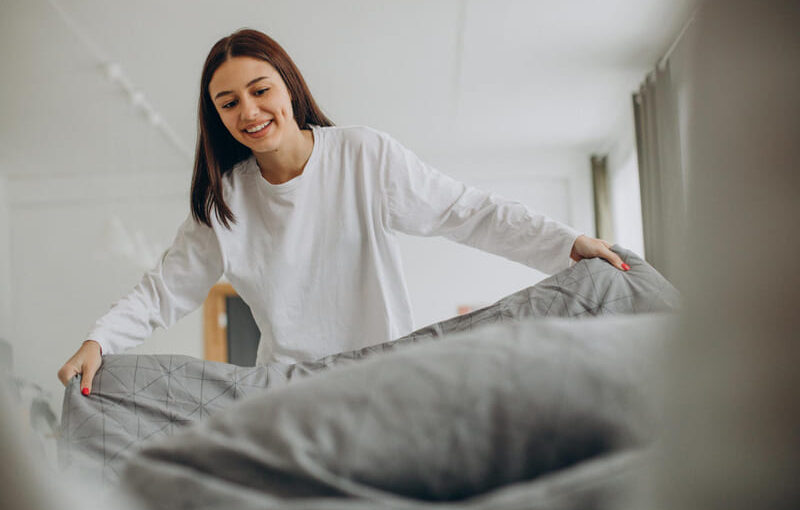 mujer haciendo la cama