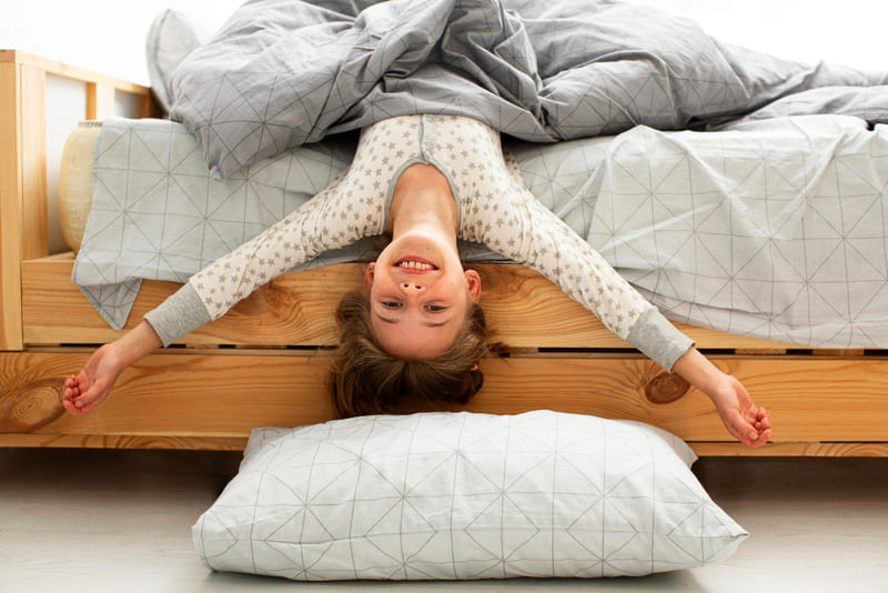 niña sonriente cama